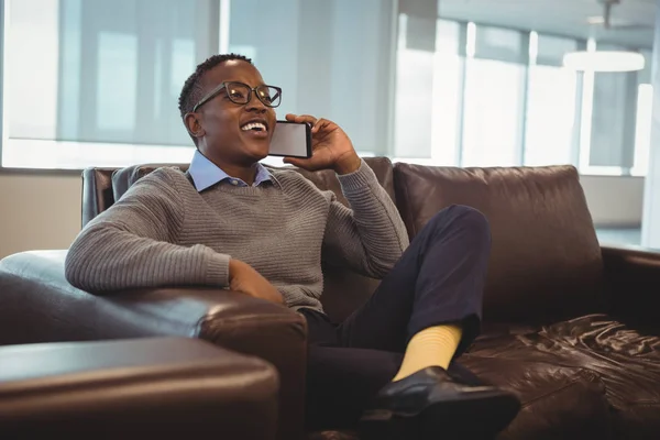 Mannelijke uitvoerend praten op mobiele telefoon — Stockfoto