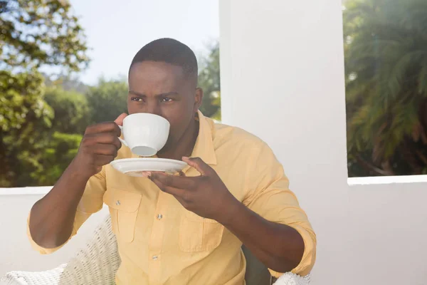 Hombre reflexivo bebiendo café en la cafetería —  Fotos de Stock