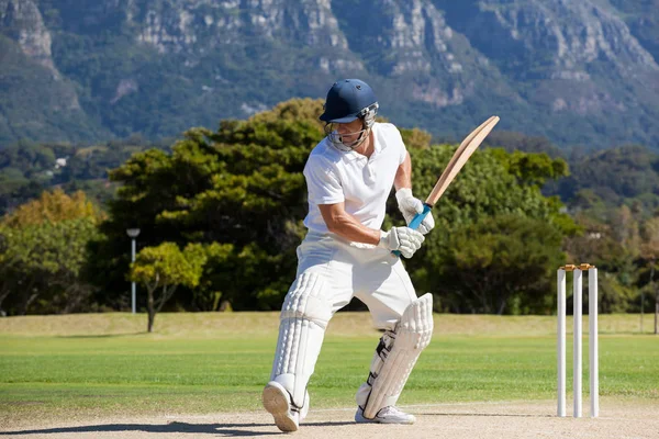 Jugador de cricket jugando en el campo — Foto de Stock