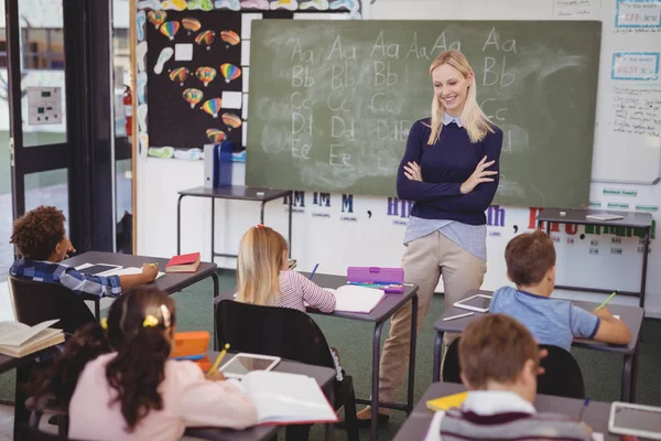 Δάσκαλος βοηθά φορητούς schoolkids με την εργασία τους — Φωτογραφία Αρχείου