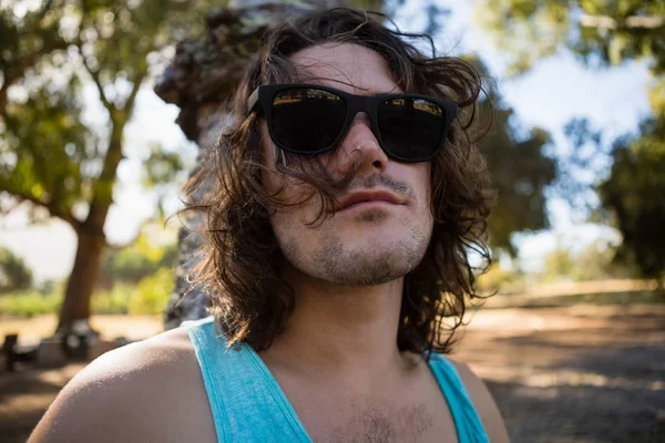 Man in zonnebril op een park — Stockfoto