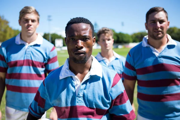 Équipe de rugby debout sur le terrain — Photo