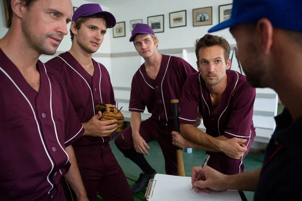 Planejamento de equipe de beisebol com treinador — Fotografia de Stock