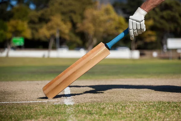 Player scoring run on cricket field — Stock Photo, Image