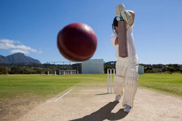 Batedor jogando críquete em campo — Fotografia de Stock