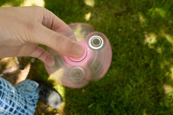 Ragazza giocare con fidget spinner — Foto Stock