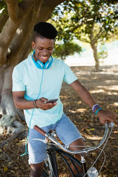 Homme utilisant le téléphone tout en vélo — Photo