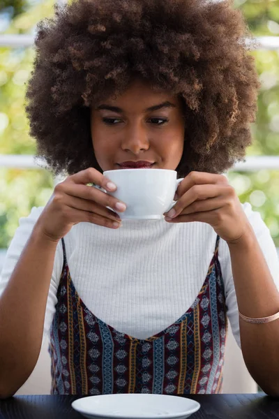 Mujer con el pelo muy rizado tomando café —  Fotos de Stock