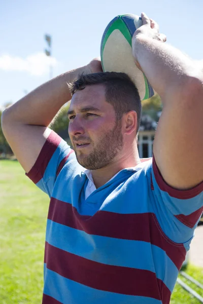 Jogador de rugby jogando bola no campo — Fotografia de Stock