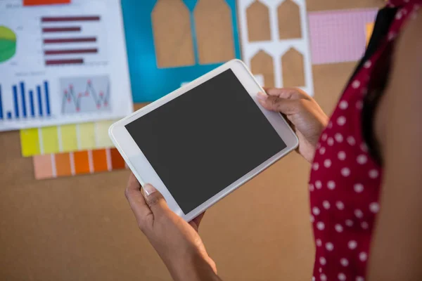 Executivo feminino usando tablet — Fotografia de Stock