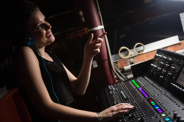 Ingeniera de audio femenina usando mezclador de sonido — Foto de Stock