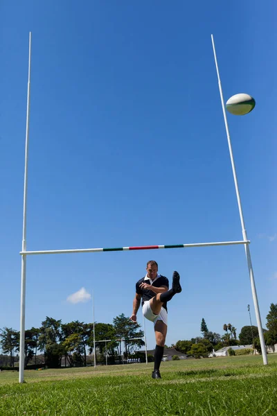 Jugador de rugby pateando pelota —  Fotos de Stock