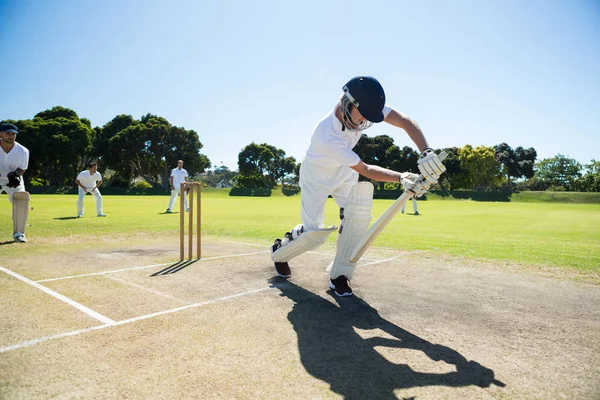 Hombre jugando cricket —  Fotos de Stock