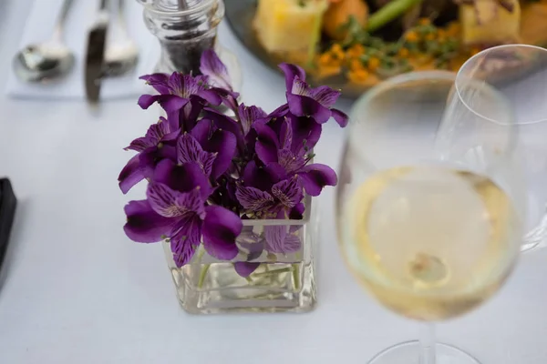 Blomvas av vitt vin på bordet — Stockfoto