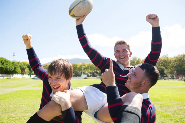 Jogadores de rugby felizes desfrutando — Fotografia de Stock