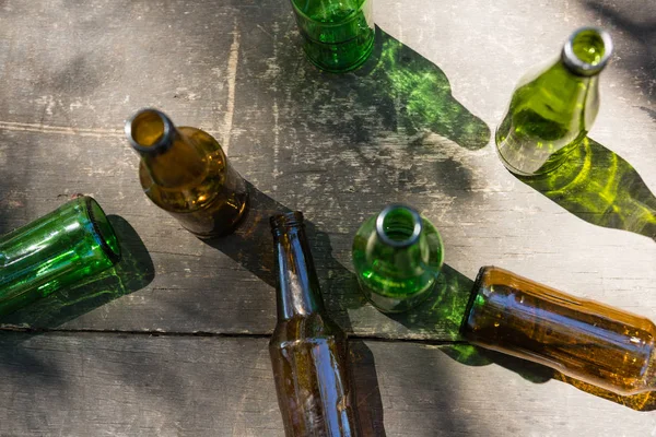 Botellas de cerveza vacías en tablón de madera — Foto de Stock