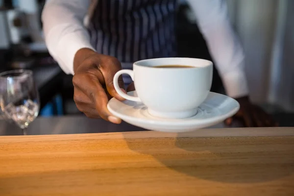 Ober geven koffie in Cafe — Stockfoto