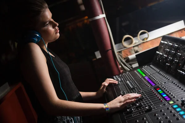 Ingeniera de audio femenina usando mezclador de sonido —  Fotos de Stock