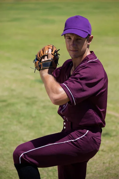 Baseball player playing on field — Stock Photo, Image