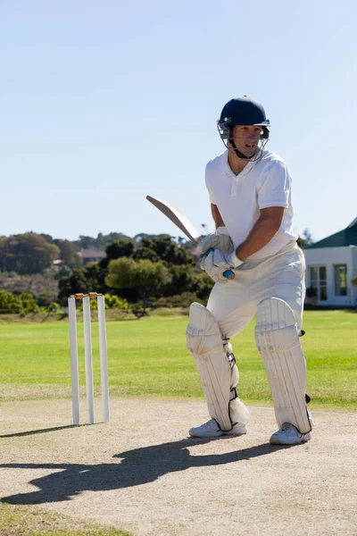Pemain kriket memukul di lapangan — Stok Foto