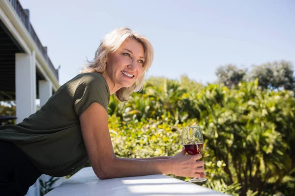 Femme blonde penchée sur le mur de soutènement — Photo