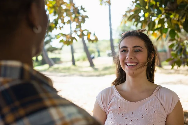 Pareja interactuando entre sí en el parque — Foto de Stock