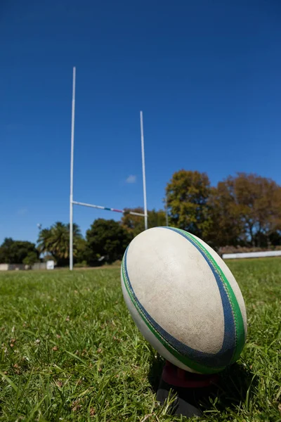 Bola de rugby no campo gramado — Fotografia de Stock