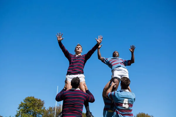 Giocatori di rugby in piedi — Foto Stock