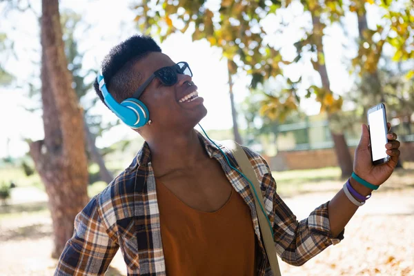 Man listening to music — Stock Photo, Image