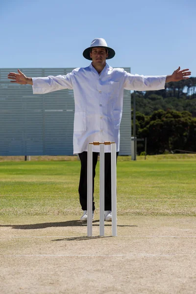 Cricket-Schiedsrichter signalisiert weiten Ball während des Spiels — Stockfoto