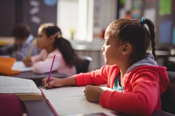 Attente schoolmeisje haar huiswerk — Stockfoto