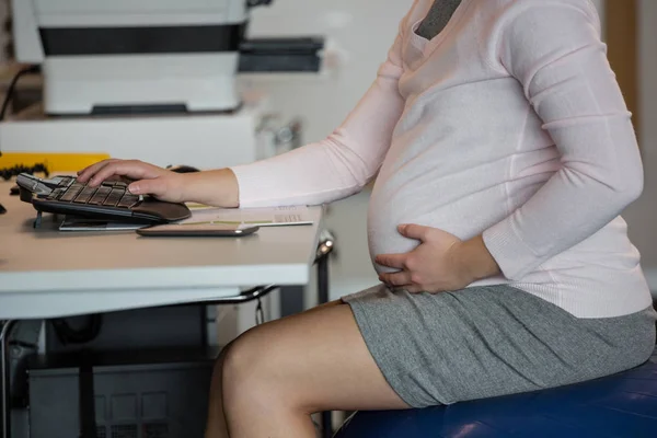 사무실에서 일하는 임신부 — 스톡 사진