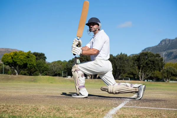 Batsman de pie en el campo — Foto de Stock