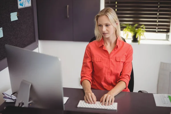 Lärare som arbetar på persondator på skrivbord — Stockfoto