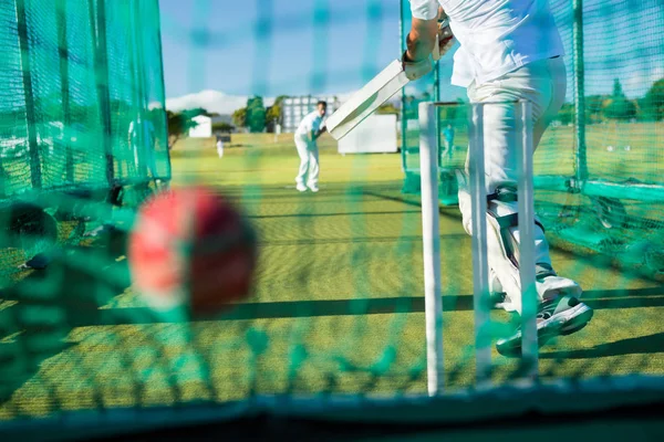 Spoertsman spielt Cricket auf dem Feld — Stockfoto