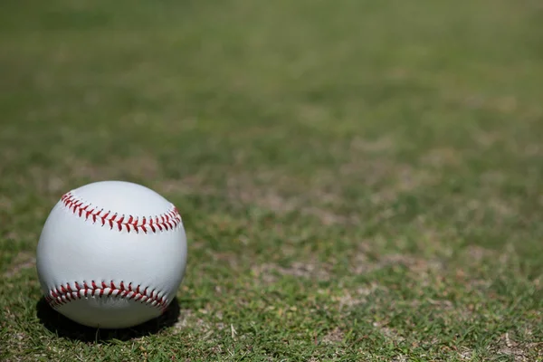 Μπάλα στο πεδίο του μπέιζμπολ — Φωτογραφία Αρχείου