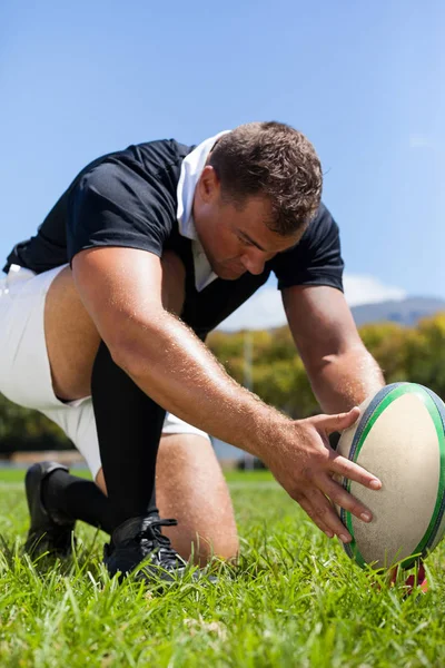 Jogador segurando bola de rugby — Fotografia de Stock