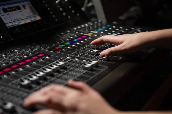 Manos de ingeniero de audio femenino usando mezclador de sonido —  Fotos de Stock