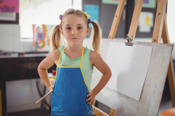 Girl standing with hands on hip — Stock Photo, Image