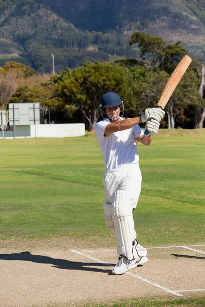 Mladí pálkař hrát kriket — Stock fotografie
