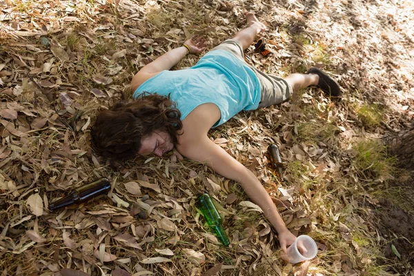 Pria sadar tidur di taman — Stok Foto