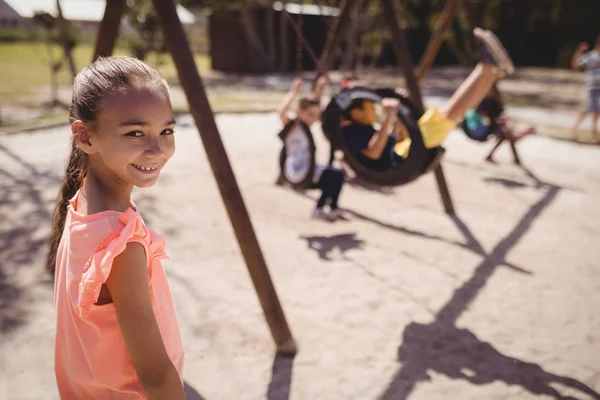 Chica sonriente en el patio de juegos — Foto de Stock