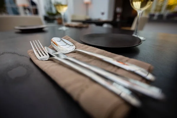 Mutfak eşyaları ve peçete masada yemek — Stok fotoğraf