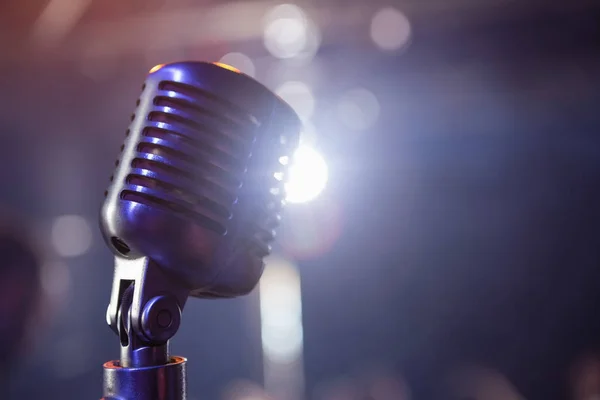 Retro mikrofon på en konsert — Stockfoto