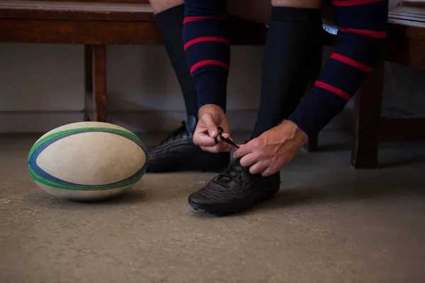 Rugbyspelare knyta skor — Stockfoto