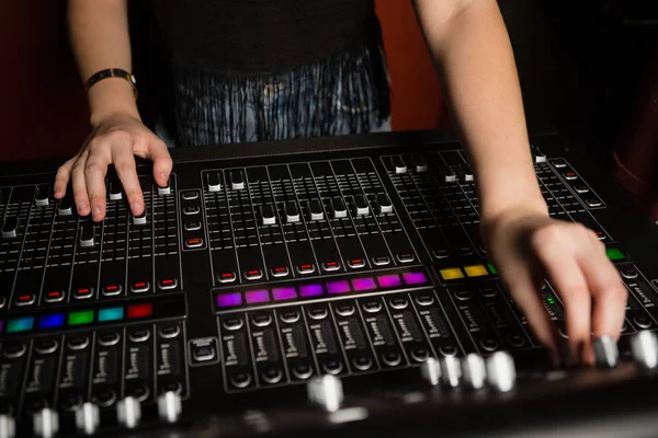 Vrouwelijke audio engineer met sound mixer — Stockfoto