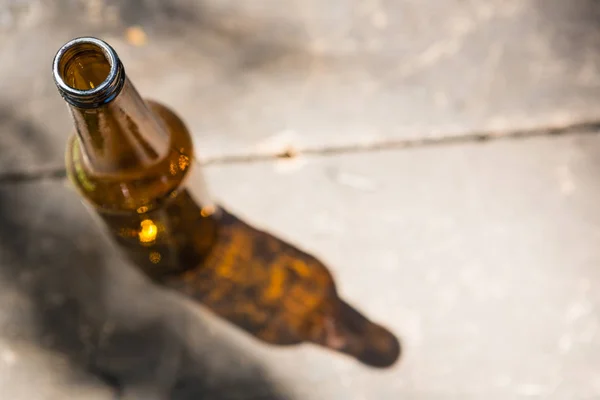 Порожня пляшка пива на дерев'яній дошці — стокове фото