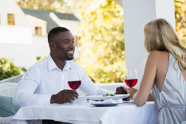 Pareja sosteniendo gafas de vino tinto —  Fotos de Stock