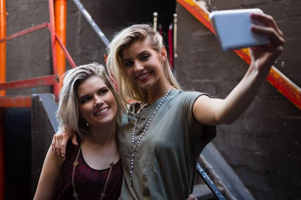 Vrienden nemen selfie op telefoon — Stockfoto