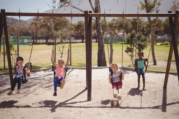 Schoolkids spelar på lekplats — Stockfoto